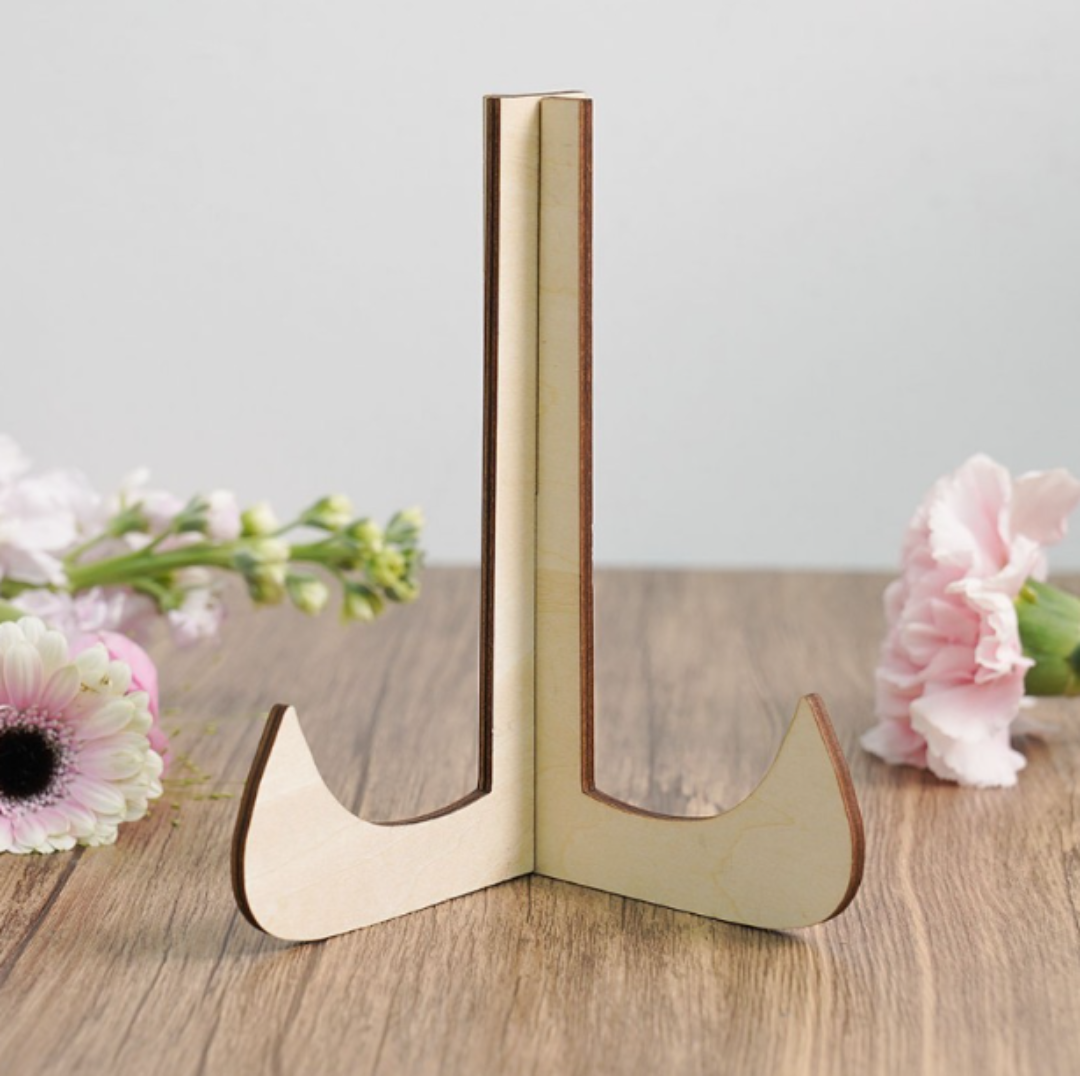 Sfeervolle weergave van gepersonaliseerde houten familie puzzel als decoratief gedenkstuk met namen.