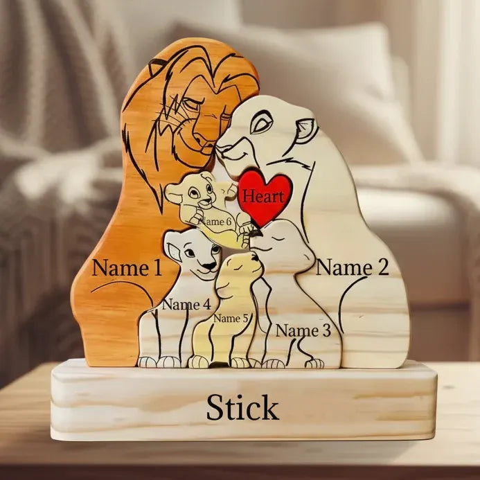 Gepersonaliseerd houten familiesculptuur met leeuw design, een uniek handgemaakt familiecadeau.