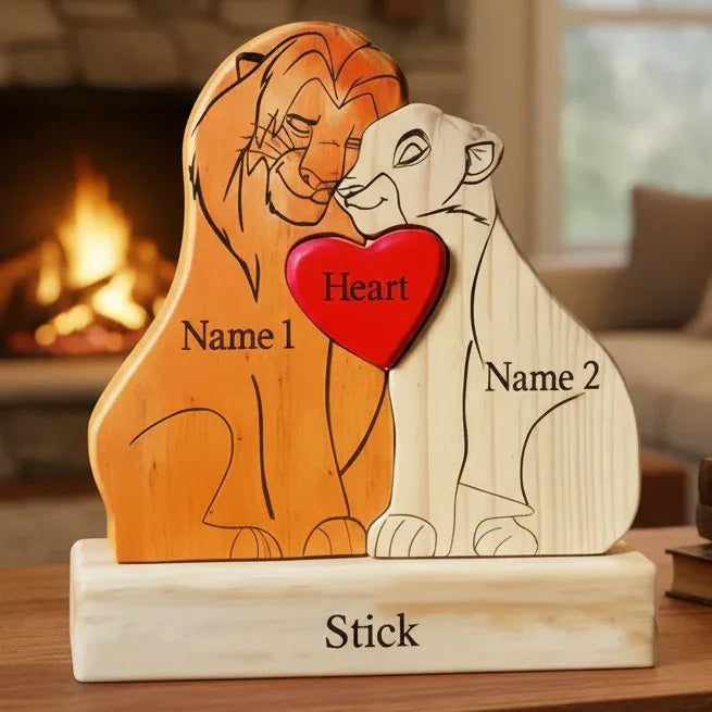 Gepersonaliseerde houten leeuw sculptuur, perfect als familiair aandenken en unieke woondecoratie.