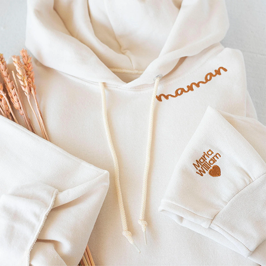 Het perfecte Moederdag cadeau: een gepersonaliseerd 'MOM' T-shirt, sweatshirt of hoodie voor mama. Comfortabel.