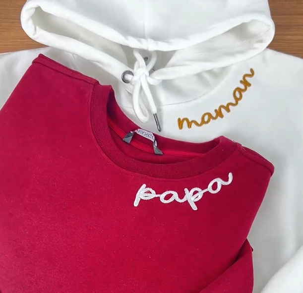Comfortabel grijs 'MOM' sweatshirt voor dames, gepersonaliseerd borduurwerk, ideaal Moederdag cadeau voor mama.