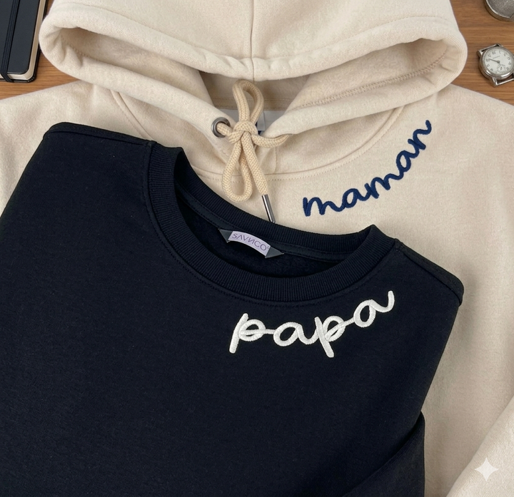 Vrouw draagt stylish gepersonaliseerd 'MOM' T-shirt, comfortabele dameskleding, perfect Moederdag cadeau.