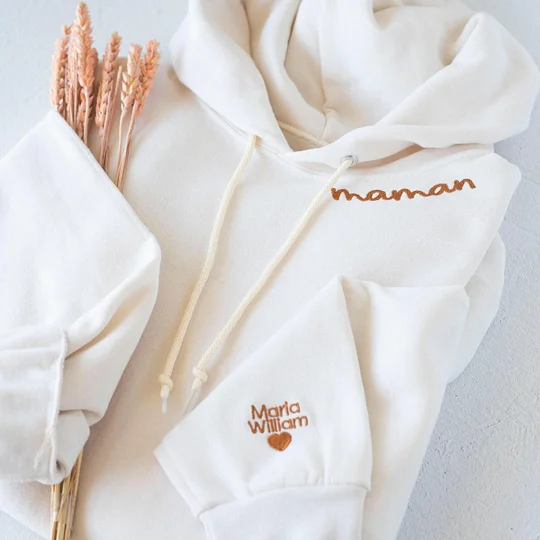 Assortiment gepersonaliseerde 'MOM' kleding: T-shirt, sweatshirt en hoodie, comfortabele dames Moederdag cadeaus.