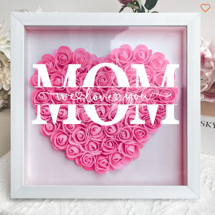 Gepersonaliseerd cadeau: familie shadowbox met krans van bloemen, perfecte woondecoratie.