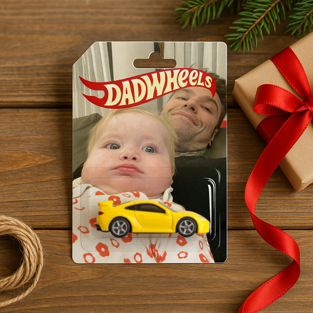 Gepersonaliseerde cadeauverpakking voor speelgoedauto met eigen foto, perfect voor elk moment.