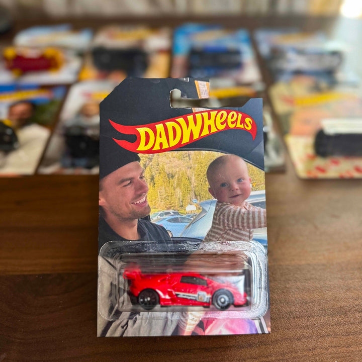Maak je speelgoedauto cadeau compleet met deze gepersonaliseerde foto verpakking.