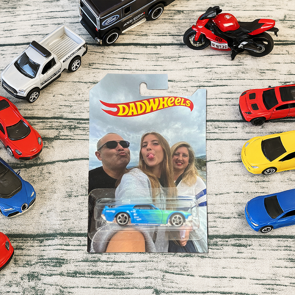 Unieke cadeauverpakking met foto voor speelgoedauto; een persoonlijke herinnering.