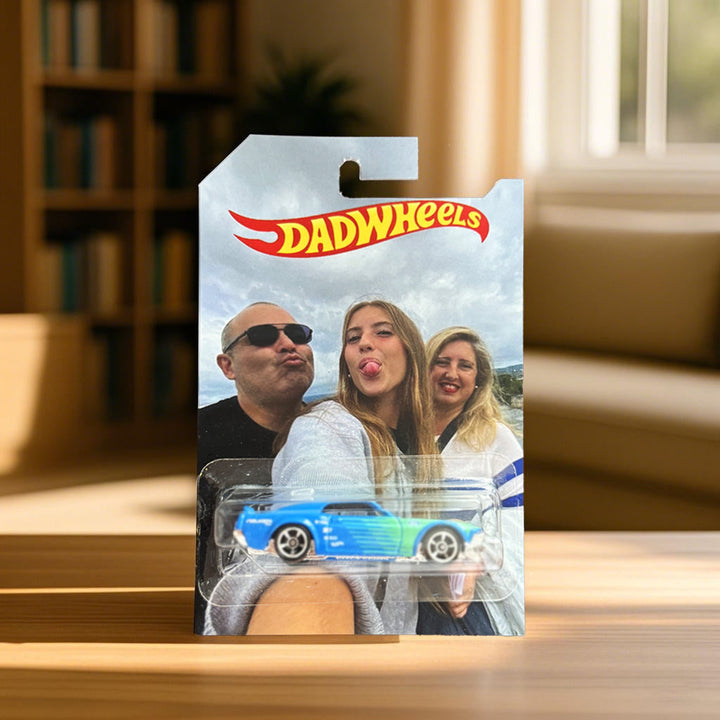 Vaderdag cadeau: gepersonaliseerde speelgoedauto verpakking met foto, een onvergetelijk geschenk.