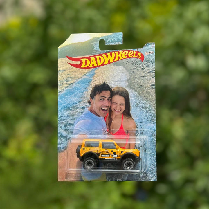 Jubileum cadeau: gepersonaliseerde verpakking voor speelgoedauto, foto op doos.