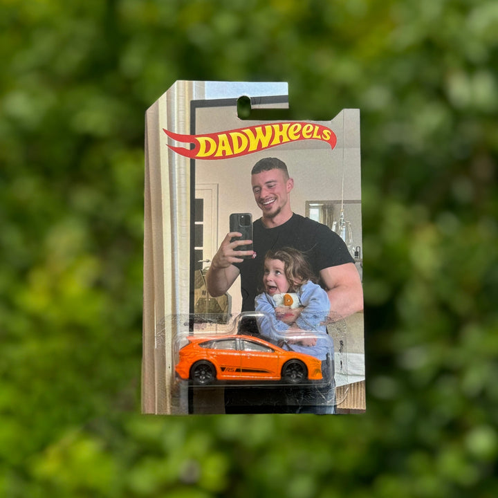 Cadeauverpakking voor speelgoedauto, gepersonaliseerd met eigen foto, ideaal voor een speciale gelegenheid.