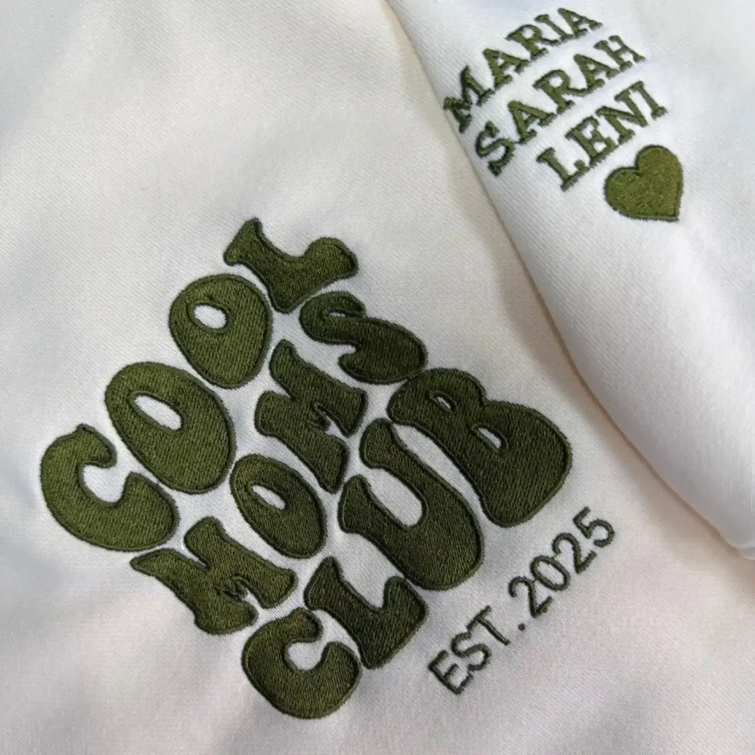 Vrolijke mama draagt een comfortabel gepersonaliseerd T-shirt, perfect Moederdag cadeau.