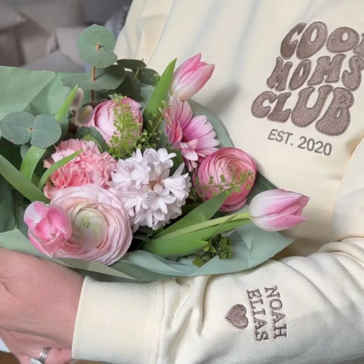Detail van de zachte katoenmix stof op een gepersonaliseerde dames hoodie, Moederdag editie.