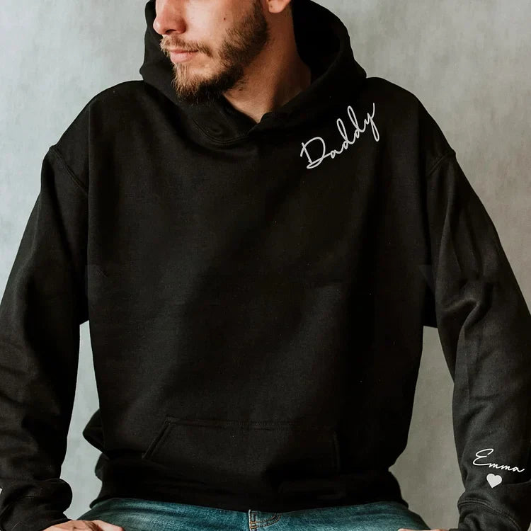 Comfortabele gepersonaliseerde hoodie voor mama, met kindernamen en omhelzingsontwerp. Perfect moederdagcadeau.