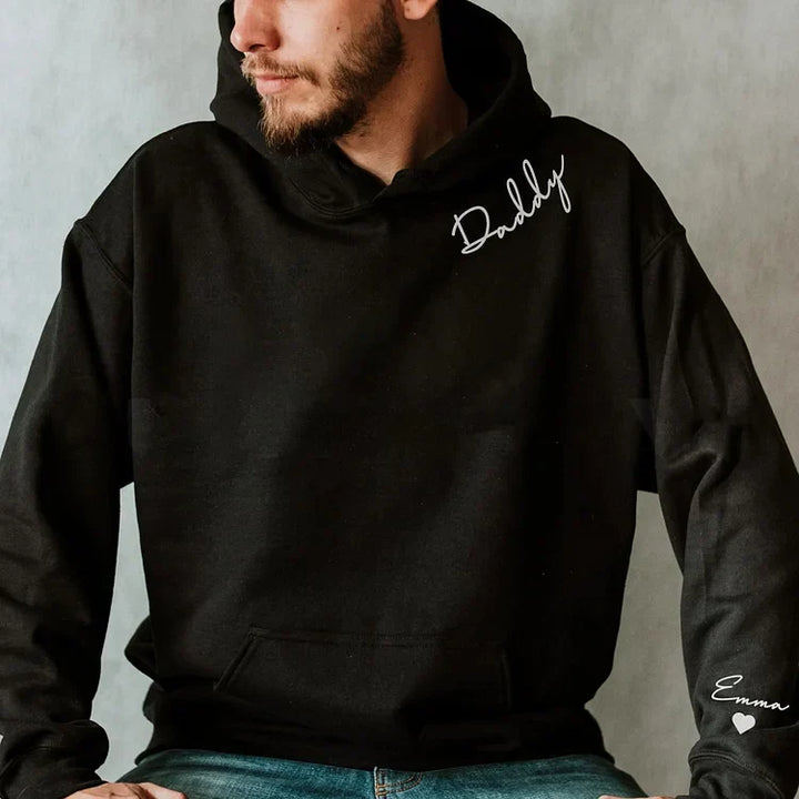 Comfortabele gepersonaliseerde hoodie voor mama, met kindernamen en omhelzingsontwerp. Perfect moederdagcadeau.