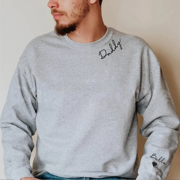 Unieke gepersonaliseerde hoodie met namen en omhelzingsdesign. Een waardevol cadeau voor mama of papa.