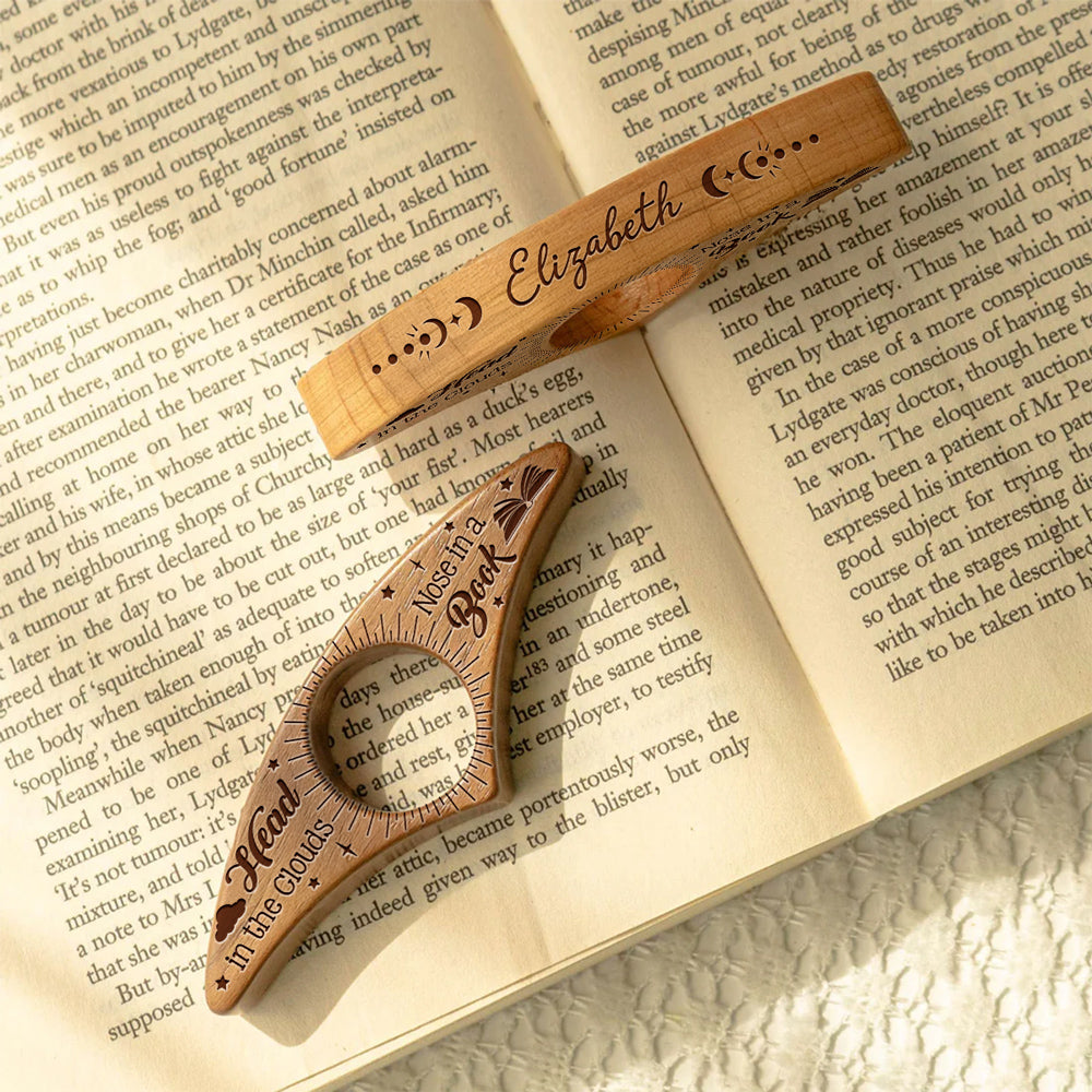 Handgemaakte beukenhouten boekenhouder voor moeiteloos lezen met één hand. Ideale leeshulp voor lang leesplezier.