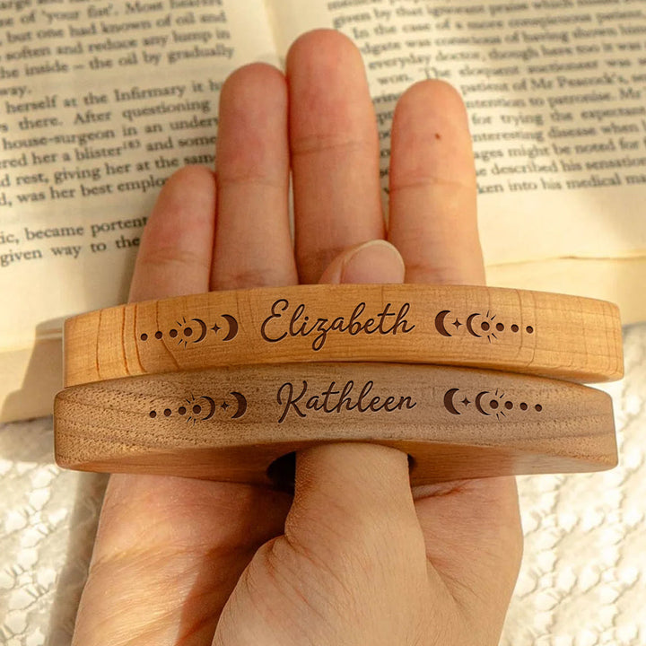 Uniek gepersonaliseerd houten cadeau: een ergonomische boekenhouder van walnoot voor comfortabel lezen.