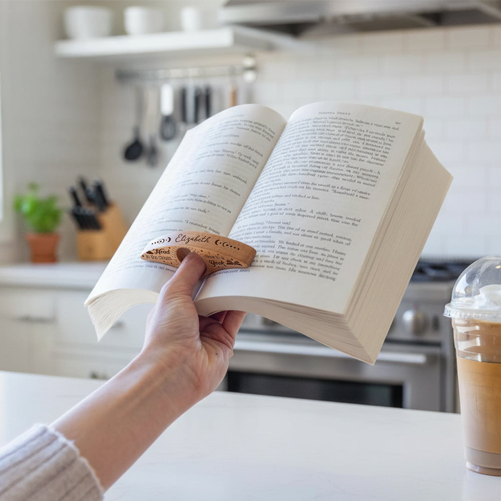 Deze innovatieve houten leeshulp zorgt voor comfortabel lezen met één hand. Perfect voor boekenliefhebbers.