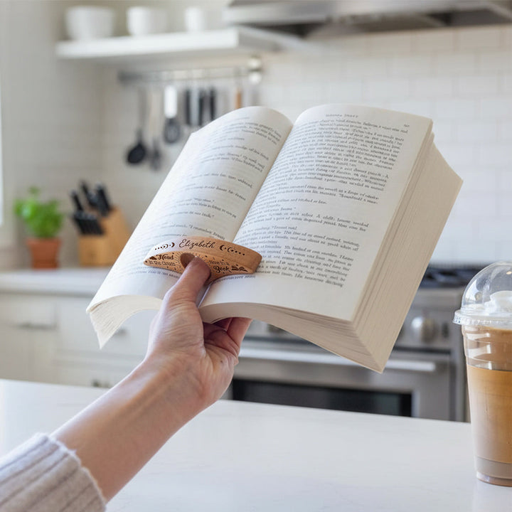 Deze innovatieve houten leeshulp zorgt voor comfortabel lezen met één hand. Perfect voor boekenliefhebbers.