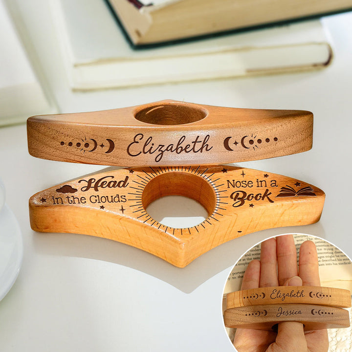 Gepersonaliseerde walnoothouten boekenhouder, een attent handgemaakt cadeau voor elke boekenliefhebber.