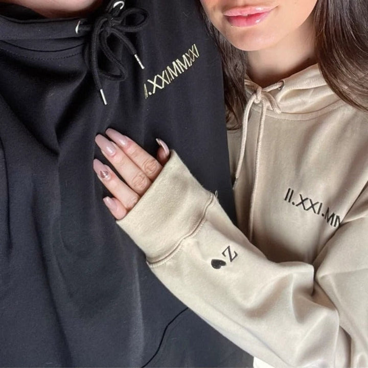 Gepersonaliseerde koppel hoodie met Romeinse cijfers, ideaal voor Valentijnsdag of jubileum.