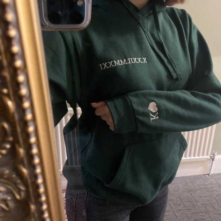 Zwarte gepersonaliseerde koppel hoodie met witte Romeinse cijfers, zacht en warm voor de winter.