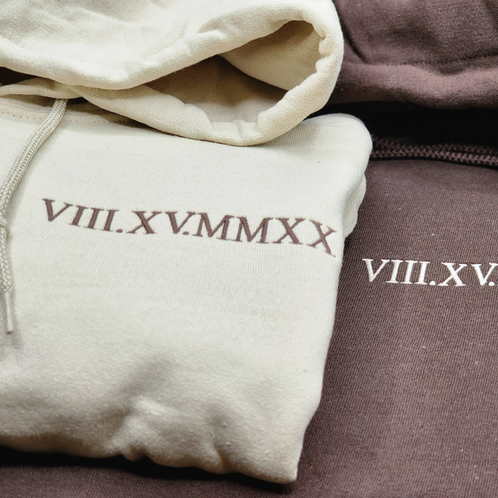 Origineel liefdescadeau: gepersonaliseerde koppel hoodie met jullie datum in Romeinse cijfers.