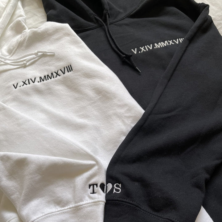 Warme koppel hoodie, gepersonaliseerd met Romeinse cijfers, ideaal voor koude herfstdagen.