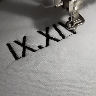 Trendy matching kleding voor koppels: gepersonaliseerde hoodies met unieke Romeinse cijfers.