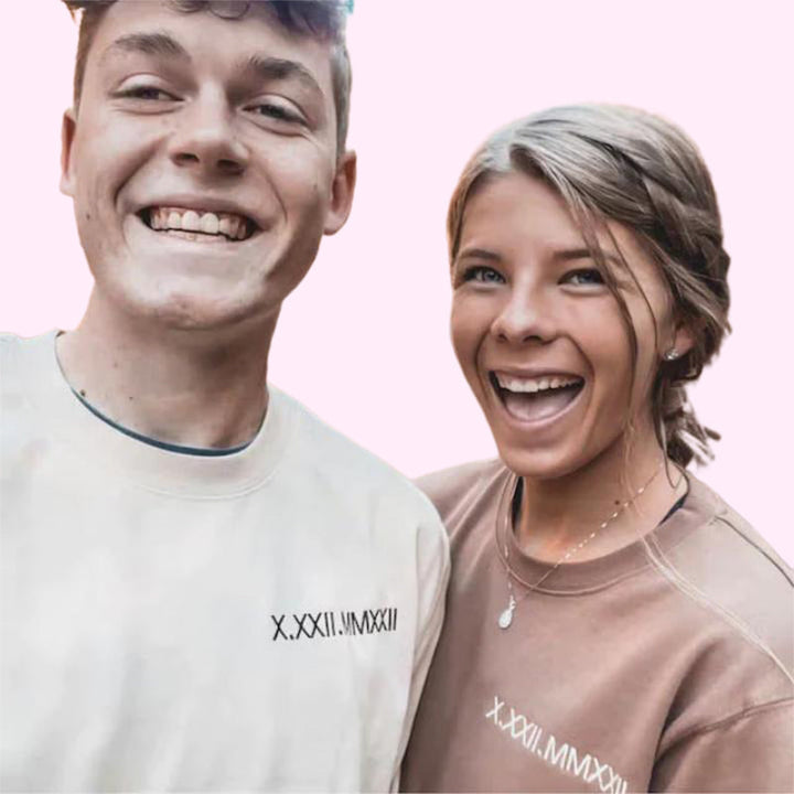 Unieke gepersonaliseerde hoodie met custom Romeinse cijfers voor koppels, perfect liefdescadeau.