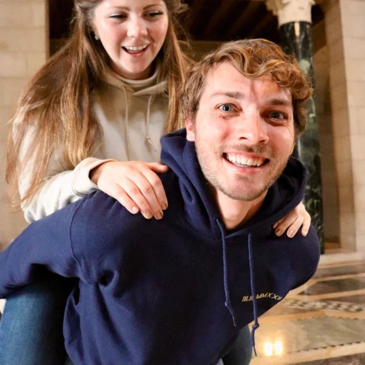 Comfortabele unisex koppel hoodie, gepersonaliseerd met Romeinse cijfers, voor herfst & winter.