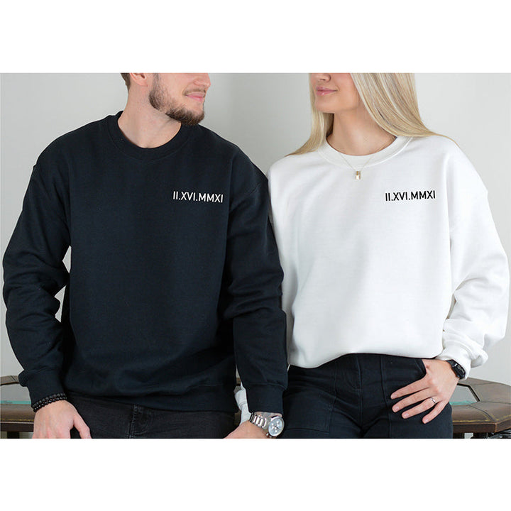 Matching koppel hoodies met romantische Romeinse cijfers, een perfect jubileum cadeau.