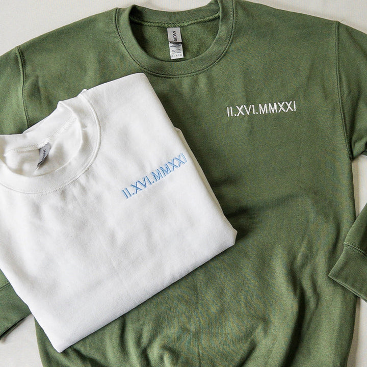 Valentijnsdag cadeau: gepersonaliseerde koppel hoodie met jullie speciale datum in Romeinse cijfers.