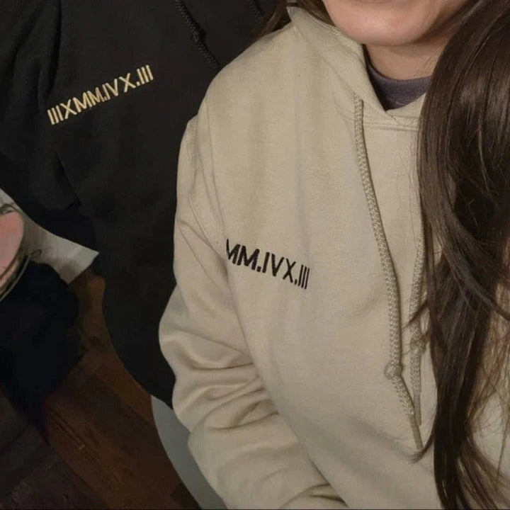 Romantisch jubileum cadeau: zachte koppel hoodie gepersonaliseerd met belangrijke Romeinse cijfers.