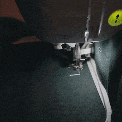 Blij koppel draagt matching gepersonaliseerde hoodies met Romeinse cijfers, symbool van liefde.