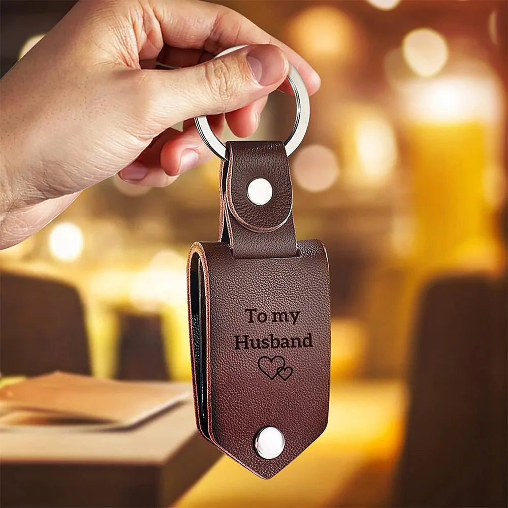 Luxe lederen sleutelhanger met gegraveerde namen, een uniek gepersonaliseerd geschenk voor partners.