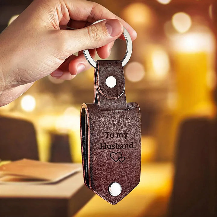 Luxe lederen sleutelhanger met gegraveerde namen, een uniek gepersonaliseerd geschenk voor partners.