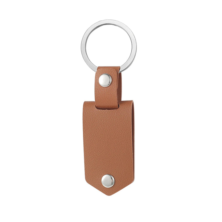 Close-up van gepersonaliseerde sleutelhanger met gegraveerde namen en hartje, perfect voor partners.