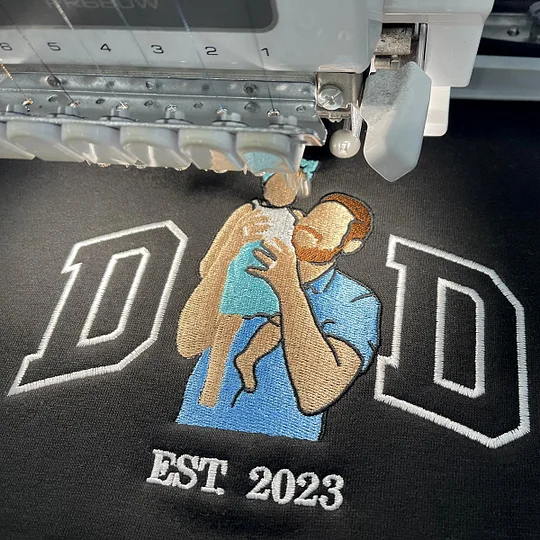 Wit gepersonaliseerd T-shirt voor mannen, een stijlvol en uniek vaderdag geschenk.