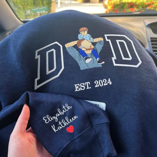 Man draagt gepersonaliseerde hoodie, comfortabele custom kleding voor vaders.