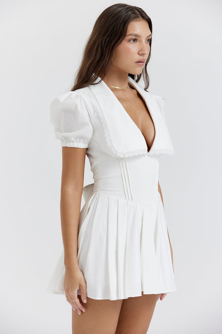 Stijlvolle dames mini-jurk met geplooide rok, V-hals en pofmouwen, ideaal voor lente- en zomerdagen.