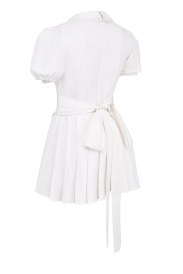 Moderne geplooide mini-jurk voor dames met V-hals, korte pofmouwen en een flatterende getailleerde look.