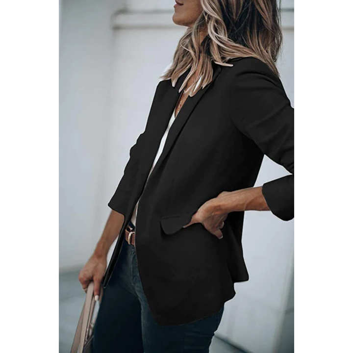 Elegante getailleerde dames blazer, gecombineerd met accessoires. Benadrukt stijlvolle mode en persoonlijkheid.