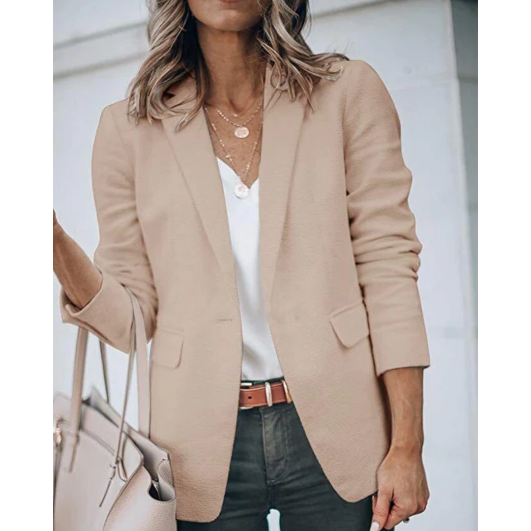 Close-up stof van stijlvolle, getailleerde dames blazer. Ideaal voor een professionele kantooroutfit.