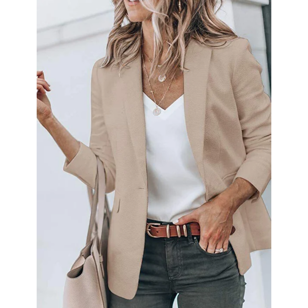 Achteraanzicht van elegante, getailleerde dames blazer. Benadrukt de slanke pasvorm en stijlvolle look.
