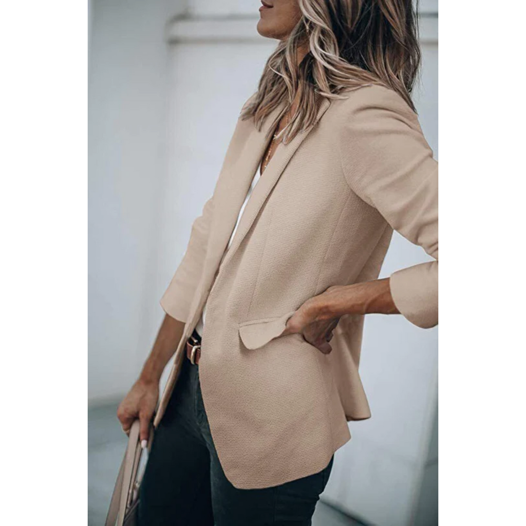 Zijaanzicht modieuze dames blazer, getailleerd voor flatterend silhouet. Veelzijdig voor elke stijl.