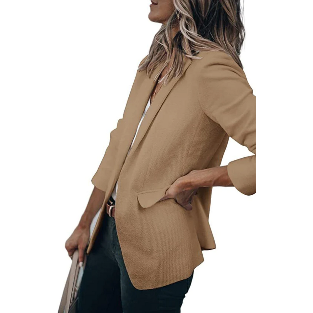 Dames blazer getailleerd, casual chic gestyled. Perfect voor een comfortabele en stijlvolle dagelijkse look.