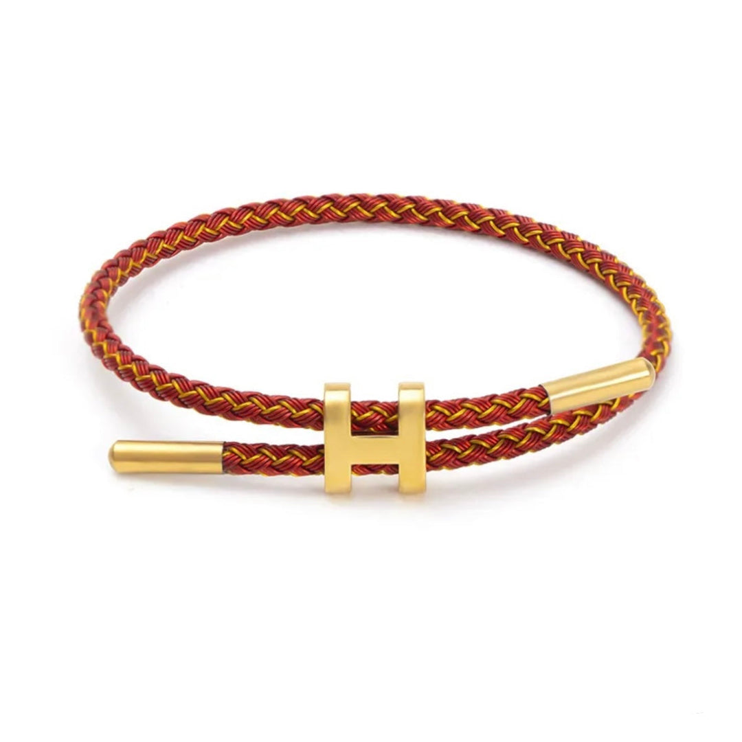 Detailfoto van de unieke elegante H-sluiting op een gevlochten unisex armband. Chic en modern accessoire.