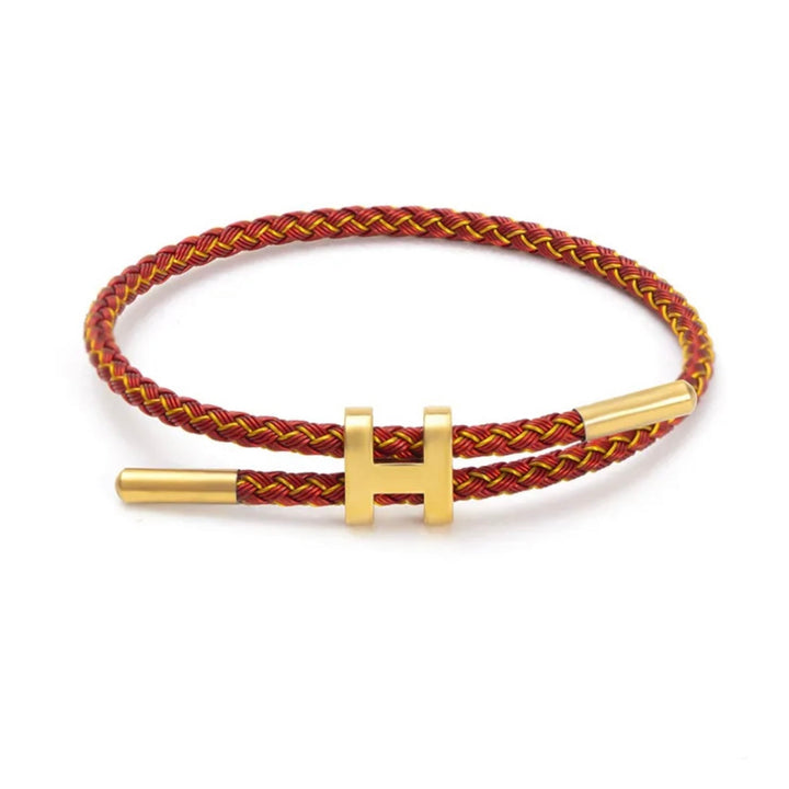 Detailfoto van de unieke elegante H-sluiting op een gevlochten unisex armband. Chic en modern accessoire.