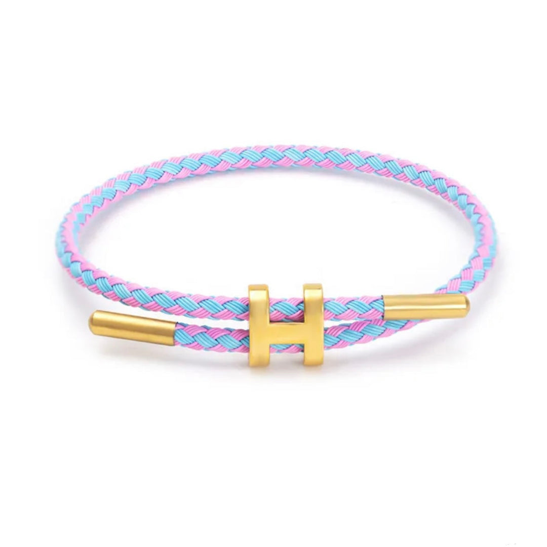 Gevlochten touw armband in diverse kleuren, unisex, met elegante H-sluiting. Modern en kleurrijk sieraad.